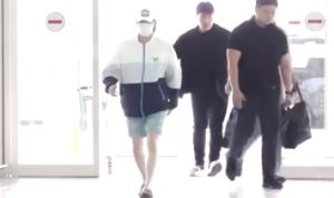 Suga BTS saat di Bandara Incheon Korea Selatan menuju Jakarta. Yang mau nonton konsernya, wajib hafal Lirik Lagu Amigdala - Suga BTS.