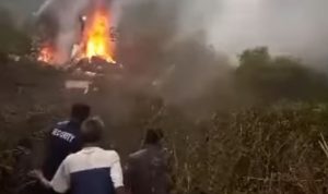 Tangkapan layar rekaman video helikopter jatuh di CIwidey