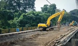 Pembongkaran di Jalan Otista Bogor: Pembatas Jembatan Sudah Tanpa Nama Satu unit ekskavator saat dikendalikan operator di area pembongkaran Jembatan Otista, Kota Bogor, Senin (8/5). (Yudha Prananda / Jabar Ekspres)