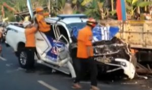 Proses evakuasi kecelakaan yang menimpa Wabup Pangandaran. (tangkapan layar video Youtube)