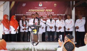 Jajaran pengurus DPD PKS Kota Bogor usai mendaftarkan 50 Bacalegnya di Kantor KPU Kota Bogor, Senin (8/5). (Yudha Prananda / Jabar Ekspres)