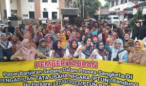 LAYANGKAN GUGATAN: Sejumlah pedagang Pasar Banjaran ketika mengawal kuasa hukum dalam proses ajukan gugatan ke Pengadilan Tata Usaha Bandung. (YANUAR/JABAR EKSPRES)
