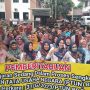 LAYANGKAN GUGATAN: Sejumlah pedagang Pasar Banjaran ketika mengawal kuasa hukum dalam proses ajukan gugatan ke Pengadilan Tata Usaha Bandung. (YANUAR/JABAR EKSPRES)