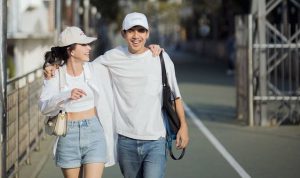 Tips Inspirasi Model Fashion Couple dengan Pasangan Saat Liburan, Tampil Kece Abis!