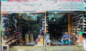 Terimbas Sepi Pesanan, Regenerasi Perajin Sepatu Cibaduyut Terancam LESU: Pedagang sepatu di kawasan Cibaduyut, mengeluhkan penjualan yang kian menurun. (Pandu Muslim/Jabarekspres.id)