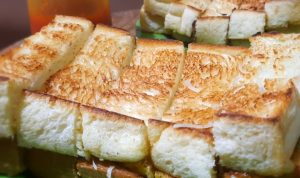 Ilustrasi. 5 roti bakar legendaris Bandung, Jawa Barat bisa menjadi rekomendasi jajanan untuk menemani kamu disaat ngopi atau ngeteh. Instagram/@rotigempol.