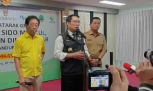 Ridwan Kamil Kutuk Bos Perusahaan yang Ajak Staycation: Tidak Boleh Terjadi, itu Kriminalitas! Dok. Gubenur Jabar Ridwan Kamil (tengah). Selasa (9/5). Foto. Sandi Nugraha.