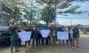 Pemuda yang tergabung dalam Rakyat Kota Cimahi Anti Korupsi, saat menggelar aksi deklarasi pernyataan sikap dan dukungan kepada Firli Bahuri, di Alun-alun Kota Cimahi, Jawa Barat, Senin 8 Mei 2023.