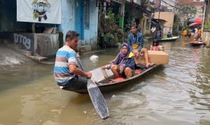 Tak Kunjung Surut, Lebih dari 10 Ribu Jiwa Terdampak Banjir Dayeuhkolot Hampir Sepekan, Sebanyak 12 RW di Desa Dayeuhkolot Kabupaten Bandung Masih Terendam Banjir. Foto Agi Jabarekspres