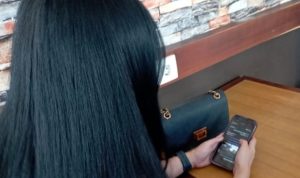 Karyawati perusahaan kosmetik di Cikarang yang menjadi korban staycation untuk memperpanjang kontrak kerja.