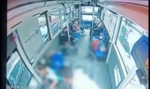 Ist. Tangkap layar aksi pemukulan Kepa salah seorang supir TMP di Bandung.