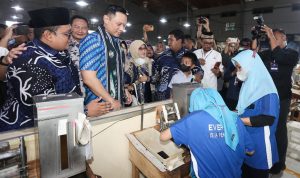 Ketua Umum Partai Demokrat Agus Harimurti Yudhoyono (AHY) saat mengunjungi para buruh.