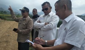 Anggota DPR RI Mulyadi saat meninjau Jalan Citeruep -Sukamakmur. Foto : Sandika Fadilah/Jabarekspres.com