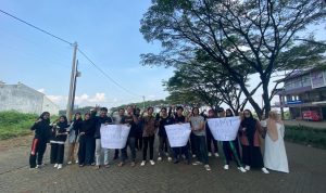 Aksi Pemuda Bandung dalam memberikan dukungan terhadap Firli Bahuri ini dilakukan di Taman Kota Bandung, Jawa Barat, Minggu 7 Mei 2023.