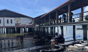 Pantai Kampung Melayu Kota Batam, Provinsi Kepri tercemar limbah dan berubah warna menjadi hitam, Rabu (3/5/2023) (FOTO ANTARA/Jessica)