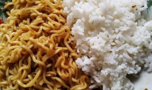 Makan Indomie Pakai Nasi Apakah Berbahaya? Ini Penjelasannya
