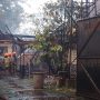 Petugas Diskar PB Kota Bandung tengah sibuk padamkan api yang menghanguskan bangunan rumah milik Dinas Perum Perhutani di Jalan Tasikmalaya, Kota Bandung. (YANUAR/JABAR EKSPRES)