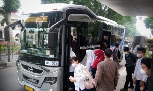 ANTRI: Suasana di Shelter BisKita Trans Pakuan Jalan Kapten Muslihat, Kota Bogor, Jumat (195). (Yudha Prananda/Jabar Ekspres)
