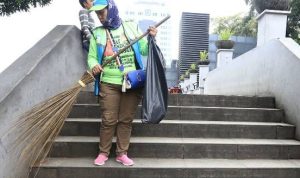 Adanya isu pemotongan gaji sopir truk pengangkut sampah membuat gerah Dinas Lingkungan Hidup dan Kebersihan (DLHK) Kota Bandung.