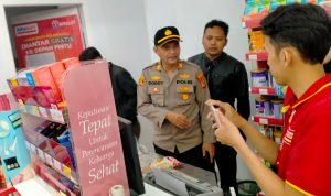 Aksi perampokan minimarket kembali terjadi di, Kecamatan Cibinong, Kabupaten Bogor. Pelaku todongkan golok kepada karyawan