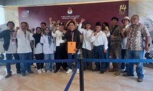 Biben Fikriana melakukan pendaftaran ke Komisi Pemilihan Umum (KPU) Jawa Barat (Jabar) untuk mencoba peruntungannya sebagai DPD RI.