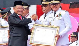 RAIH PRESTASI: Mendagri Tito Karnavian saat menyerahkan penghargaan kepada Pemerintah Kota Bogor yang diterima oleh Wali Kota Bogor Bima Arya di Kota Makassar, Sabtu (29/4). (ISTIMEWA)