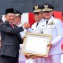 Mantap! Kota Bogor Duduki Peringkat Empat Penyelnggara Pemda Terbaik di Indonesia RAIH PRESTASI: Mendagri Tito Karnavian saat menyerahkan penghargaan kepada Pemerintah Kota Bogor yang diterima oleh Wali Kota Bogor Bima Arya di Kota Makassar, Sabtu (29/4). (ISTIMEWA)