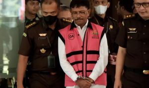 Cek fakta terkait isu mantan Menkominfo Johnny G Plate divonis hukuman 20 tahun penjara dan denda Rp500 miliar terkait korupsi. Twitter/@chyntiaaasari.