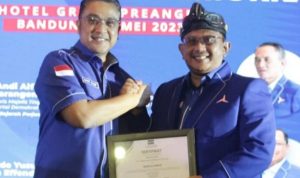 Demokrat Resmi Usung Dede Yusuf untuk Bursa Pilgub Jabar Dede Yusuf bersama Ketua DPD Demokrat Jawa Barat Anton Sukartono Suratto saat Dikpol dan Rakerda di Bandung.(istimewa)