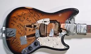 Fantastis! Gitar Rongsok Kurt Cobain Terjual Hampir Rp9 Miliar Gitar rongsok milik Kurt Cobain, personel Nirvana terjual hampir Rp9 miliar dalam acara pelelangan di New York, AS. ANTARA/REUTERS/Erik Pendzich.