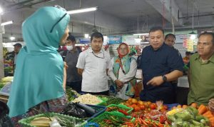 Dok. DKPP Kota Bandung bersama Satgas Pangan Polda Jabar saat melakukan sidak kepokmas di Pasar Kosambi Bandung. Rabu (3/5). Foto. Sandi Nugraha.