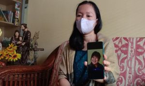 Dok. Salah seorang keluarga korban TPPO di Myanmar asal Kota Bandung, Saat menunjukan foto Korban. Foto. Sandi Nugraha.