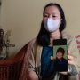 Dok. Salah seorang keluarga korban TPPO di Myanmar asal Kota Bandung, Saat menunjukan foto Korban. Foto. Sandi Nugraha.