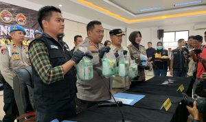 Polisi saat menunjukan barang bukti. Foto : Sandika Fadilah/Jabarekspres.com