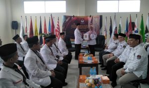 Gaet Milenial! PKS Targetkan 19 Kursi DPRD Kabupaten Bogor Ketua DPD PKS Dedi Aroza (Kiri) saat memberikan berkas pendaftaran bacaleg kepada Ketua KPU Ummi Wahyuni (Kanan) di Kantor KPU, Cibinong, Kabupaten Bogor, Senin 8 Mei 2023. Foto : Sandika Fadilah/Jabarekspres.com