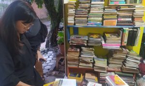 Sintia Astarina salah satu bookstagram sedang memilih buku. Foto: Akmal Firmansyah/Jabarekspres