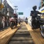 Pengendara melinta di Jembatan Cikereteg, Kabupaten Bogor. Foto : Sandika Fadilah/Jabarekspres.com