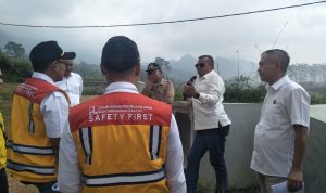 Anggota DPR RI Mulyadi Usulkan Perbaikan Jalan, Akses Citeureup-Sukamakmur Segera Diperbaiki Anggota DPR RI Mulyadi saat meninjau jalan Citeureup-Sukamakmur, Selasa (16/5). Foto : Sandika Fadilah/Jabarekspres.com
