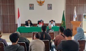 Pelanggar Peraturan daerah (Perda) saat menjalani sidang tindak pidana ringan (Tipiring) baru-baru ini. Satpol PP menilai, pelanggaran Perda di Kota Cimahi masih tinggi. (FOTO ISTIMEWA)