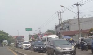 Arus Balik Gelombang Kedua, Jalan Arteri Karawang Mulai Ramai Suasana arus lalu lintas di jalan arteri Karawang, Senin (1/5/2023). ANTARA/Ali Khumaini