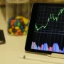 Ilustrasi. Inilah deretan 10 investasi saham terbaik dinilai perlu untuk diketahui terlebih bagi calon investor pemula. Pexels/Burak The Weekender.