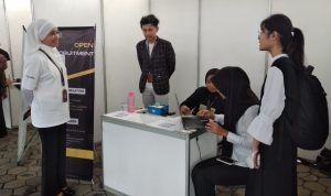 Pengangguran Jawa Barat Masih Tinggi, Job Fair Disnakertrans Diserbu Pencari Kerja FRESH GRADUATES : Sejumlah masyatakat yang mendaftar pekerjaan di Job Fair di halaman Kampus ARS University, Rabu (24/5)