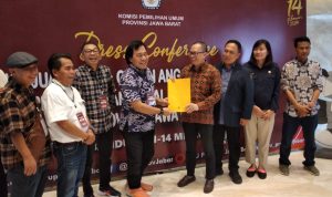 Komedian Komeng saat mendaftar ke Kantor KPU Jawa Barat sebagai bakal calon DPD (Jabar Ekspres/Hendrik Muchlison)