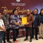 Komedian Komeng saat mendaftar ke Kantor KPU Jawa Barat sebagai bakal calon DPD (Jabar Ekspres/Hendrik Muchlison)