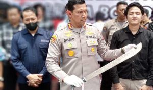 Kapolresta Bogor Kota, Kombes Pol Bismo Teguh Prakoso, saat menunjukkan barang bukti senjata tajam yang digunakan oleh pelaku utama untuk membacok korban. (Yudha Prananda/Jabar Ekspres)