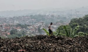 Keberadaan Tempat Pembuangan Akhir Sampah (TPAS) Sarimukti di Kabupaten Bandung Barat sudah mengalami kelebihan kapasitas.