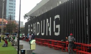 Keberadaan gedung perpustakaan yang berada di samping alun-alun Kota Bandung sampai saat ini kondisinya dibiarkan terbengkalai.