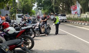 Kegiatan Parkir Ilegal di Pinggir Jalan Masih Beroperasi Kegiatan Parkir Ilegal di Pinggir Jalan Masih Beroperasi