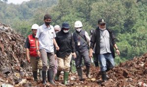Sampah Meningkat 12 Persen, Pemprov Jabar Aktifkan Kembali Zona 1 TTPAS untuk Atasi Penumpukan di TPS Kota Bandung Kepala Dinas Lingkungan Hidup Jabar Prima Mayaningtias meninjau secara langsung reaktivasi zona 1 TPPAS Sarimukti di Kabupaten Bandung Barat, Selasa, 9 Mei 2023.