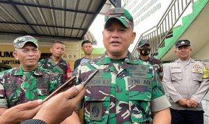 Kodim 0624 Kabupaten Bandung mengunjungi pengungsi banjir di Desa Dayeuhkolot dengan memberikan bantuan dan menanyakan kondisi kesehatan